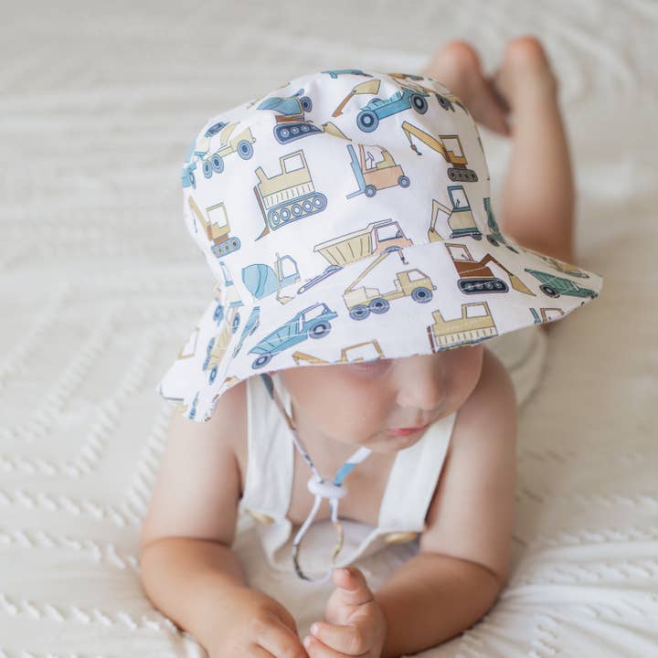 Huggalugs - Vente Chapeau de soleil – enfant - Chapeau seau Construction Trucks UPF 50+ pour bébés et tout-petits3