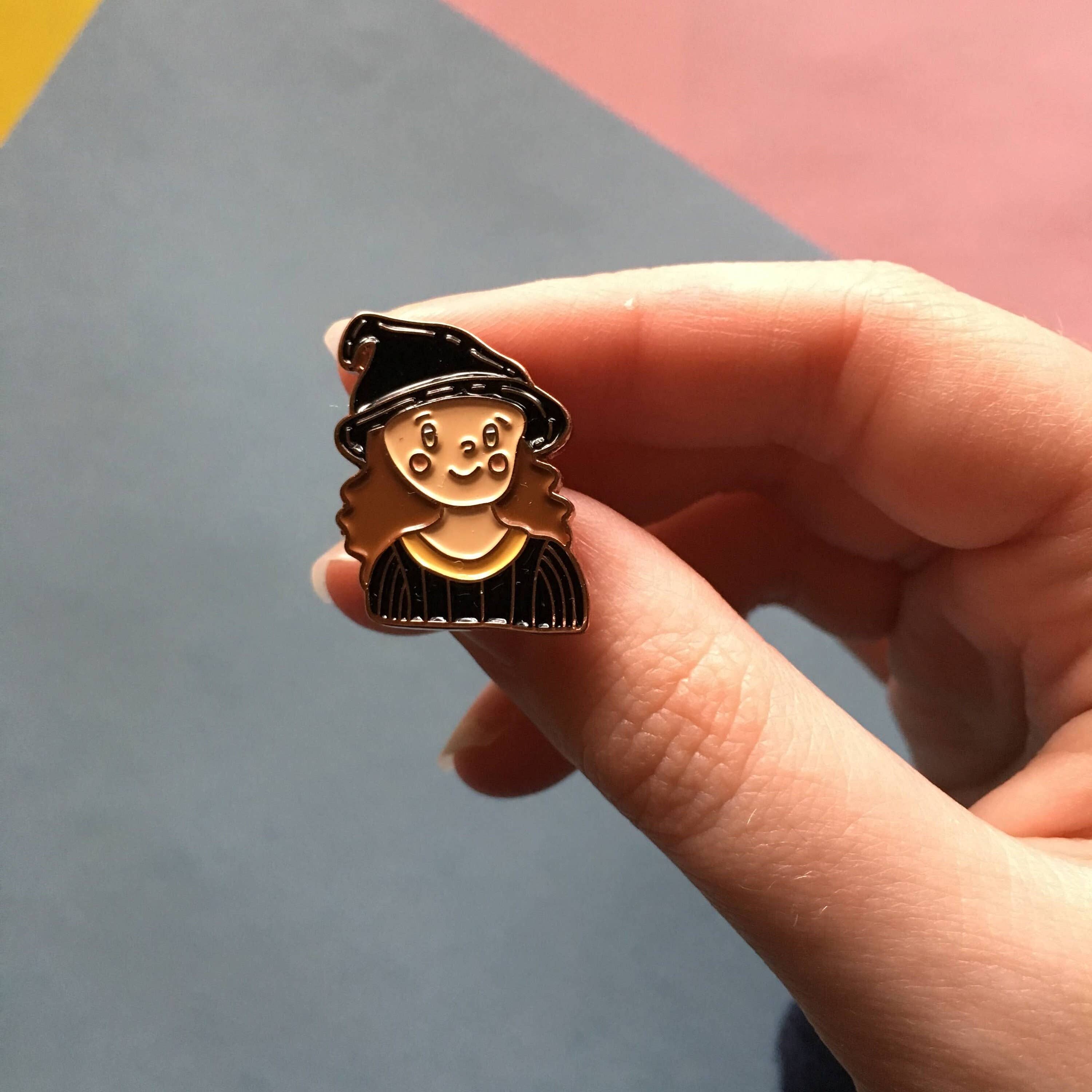 M.S. Illustration - Vendita all'ingrosso Spilla da bavero - Simpatica strega spilla da 0,75 pollici in smalto morbido placcato in rame, spilla di Halloween, autunno, spilla Cottagecore, distintivo a bottone, cerchio di spore, spilla smaltata druida5