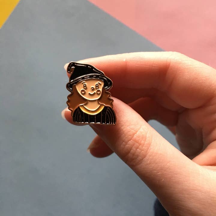 M.S. Illustration - Vendita all'ingrosso Spilla da bavero - Simpatica strega spilla da 0,75 pollici in smalto morbido placcato in rame, spilla di Halloween, autunno, spilla Cottagecore, distintivo a bottone, cerchio di spore, spilla smaltata druida5