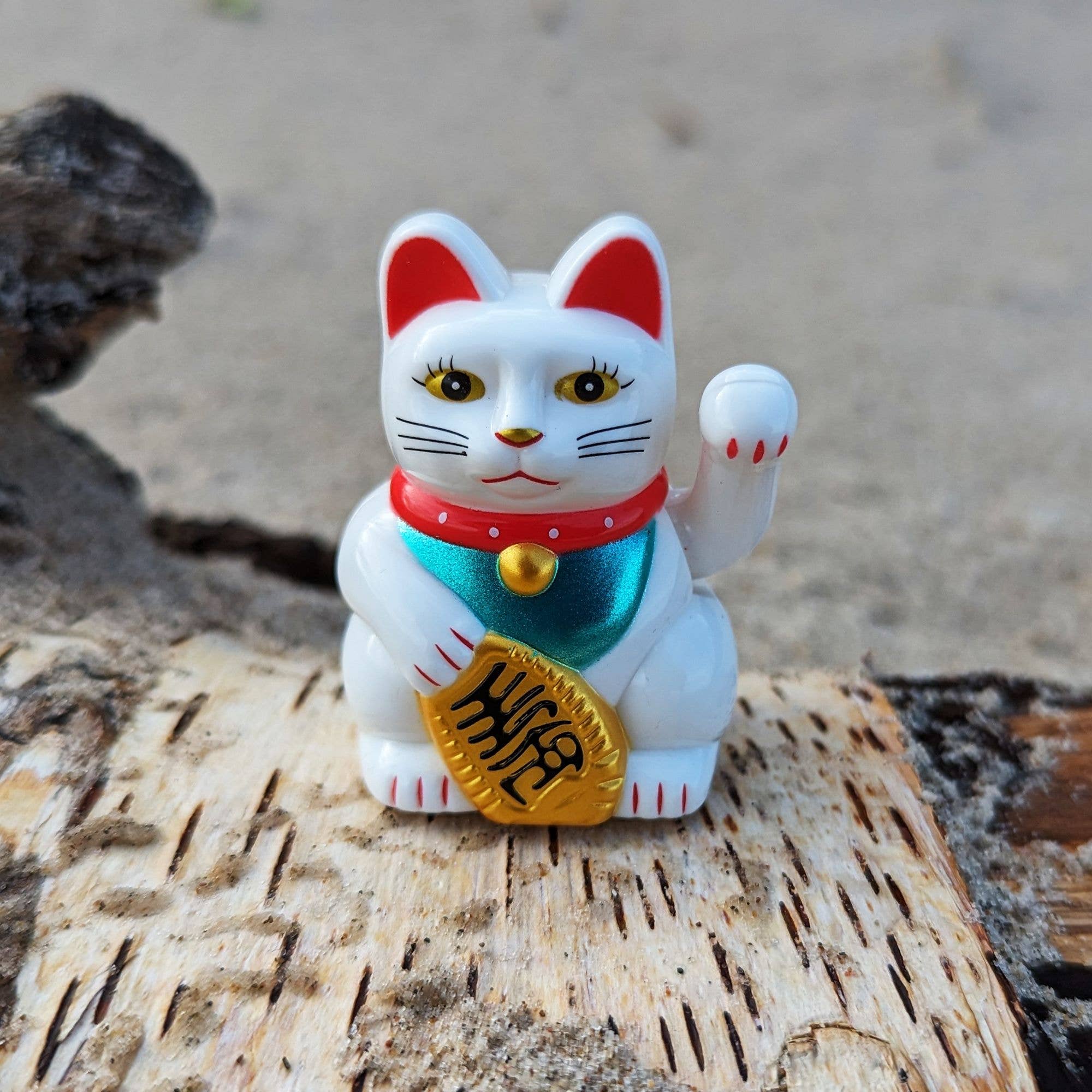 Tribal Trade GmbH – wholesale Decorative figurine – Lucky cat mini Maneki-neko white wave cat solar 5cm11