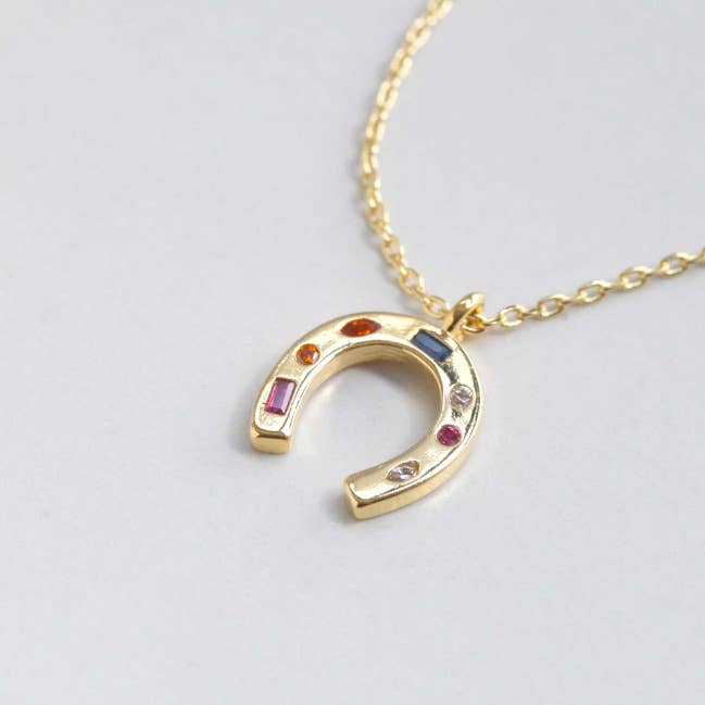 Colgante de herradura chapado en oro con circonitas cúbicas 0147 para venta al por mayor de Dalbit New York Jewelry