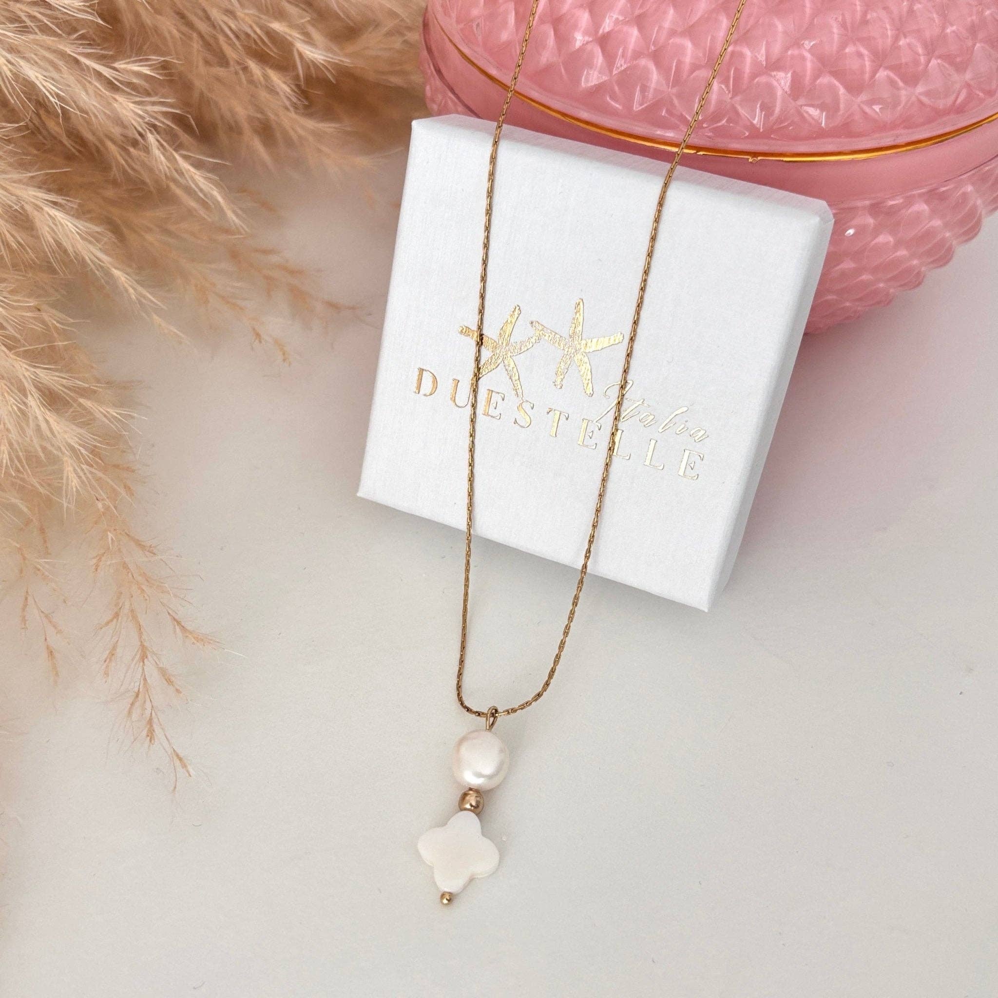 DUESTELLE ITALIA - Wholesale Pendant/Charm Necklace - Fleur de Pearl - White Four-Leaf Clover Necklace3