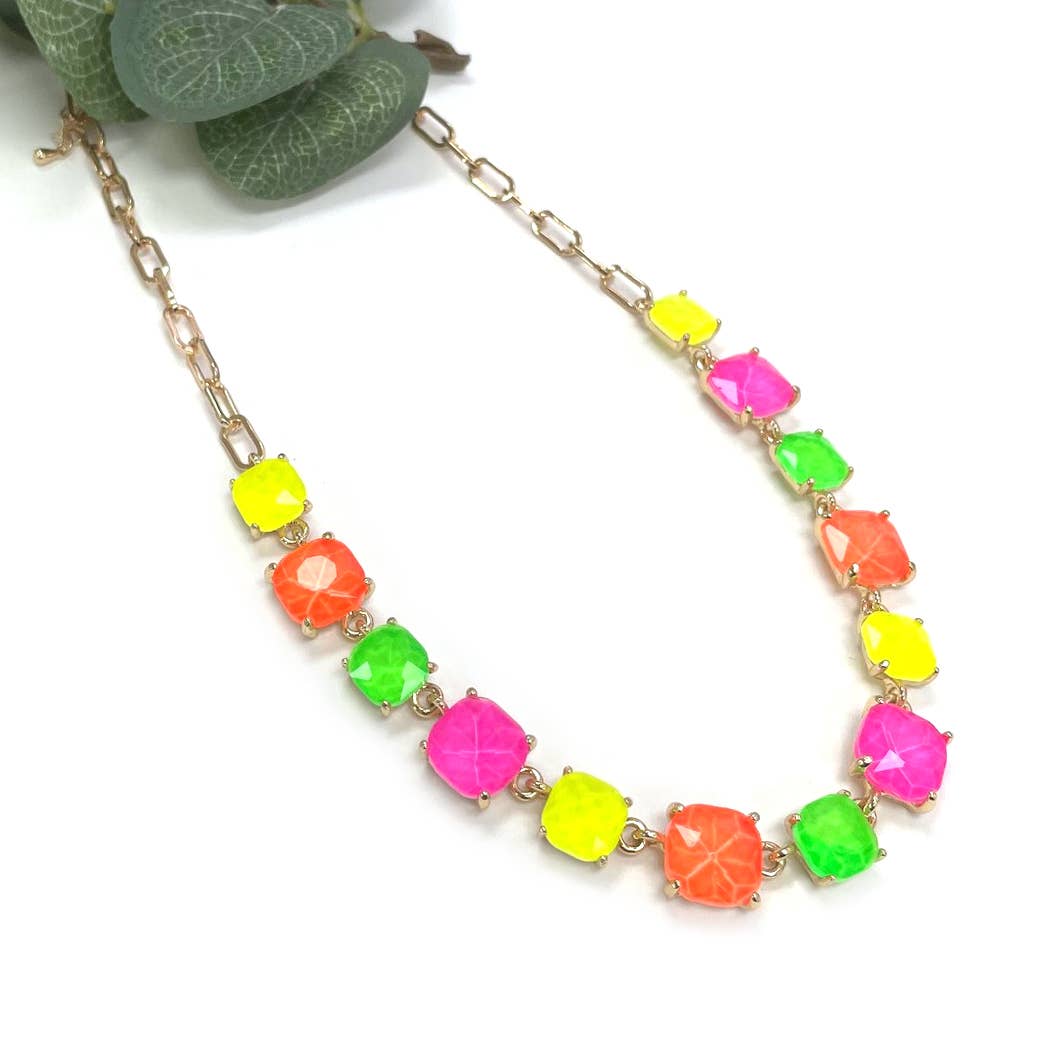 StarryNYC – Großhandel Gliederhalskette – Neon-Halskette mit kissenförmig geschliffenen Glassteinen und Gliederkette1