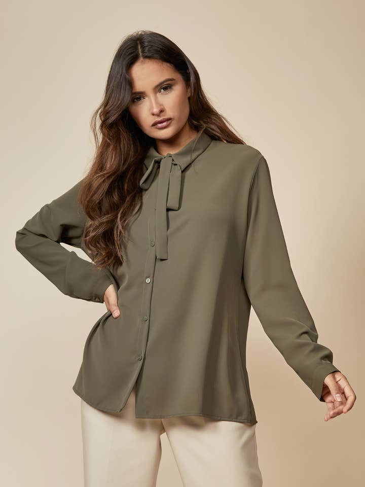 Top holgado con lazo al cuello en caqui para venta al por mayor de Hoxton Gal