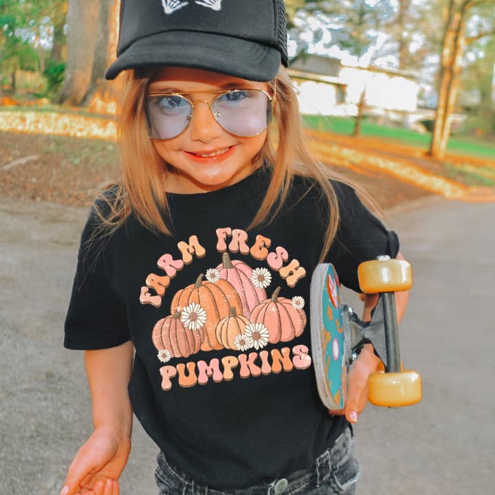 Herbst-T-Shirt für Kinder — Farm Fresh Pumpkins in Schwarz für den Großhandel von The Countryside Cottage