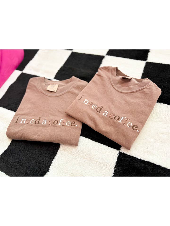 Espresso T-shirt brodé "J'ai besoin d'un café" | T-shirt tendance, t-shirt d'été en vente sur Faire2