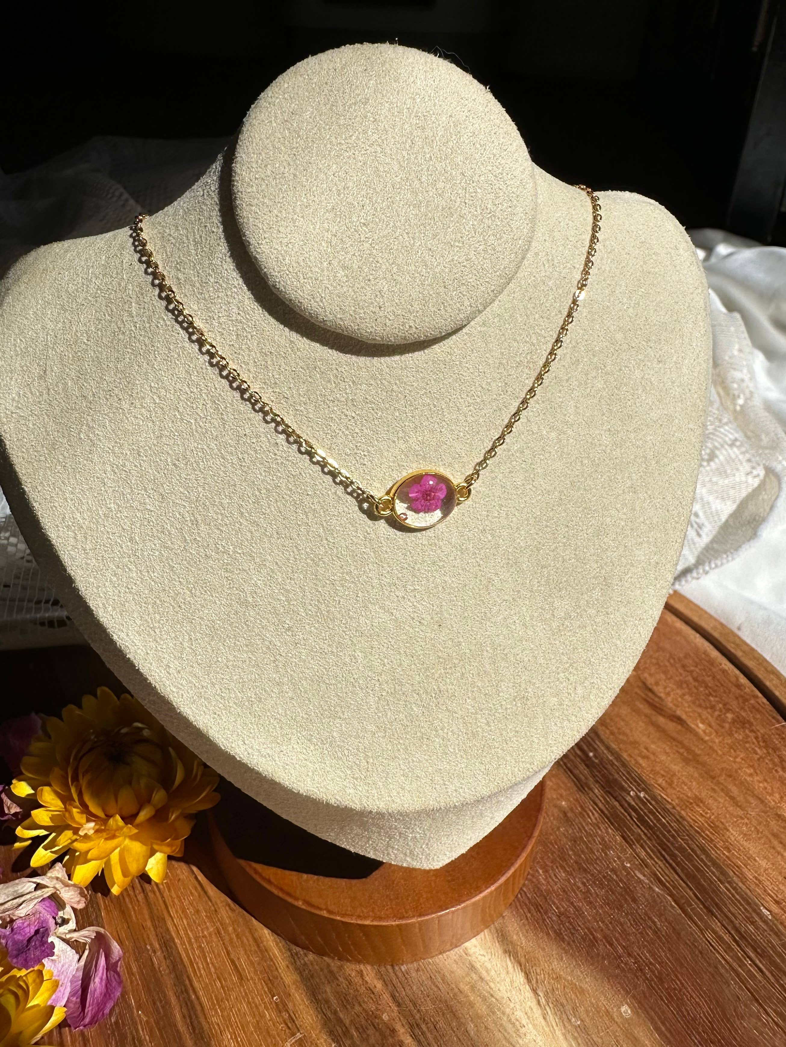 Lucky Lucky Studios – Großhandel Kette mit Anhänger/Charm – Echte Blumen-Halskette (goldene ovale Fassung)9