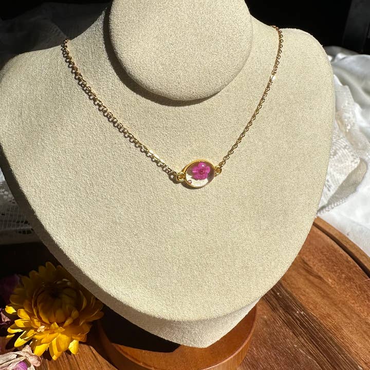 Lucky Lucky Studios – Großhandel Kette mit Anhänger/Charm – Echte Blumen-Halskette (goldene ovale Fassung)9