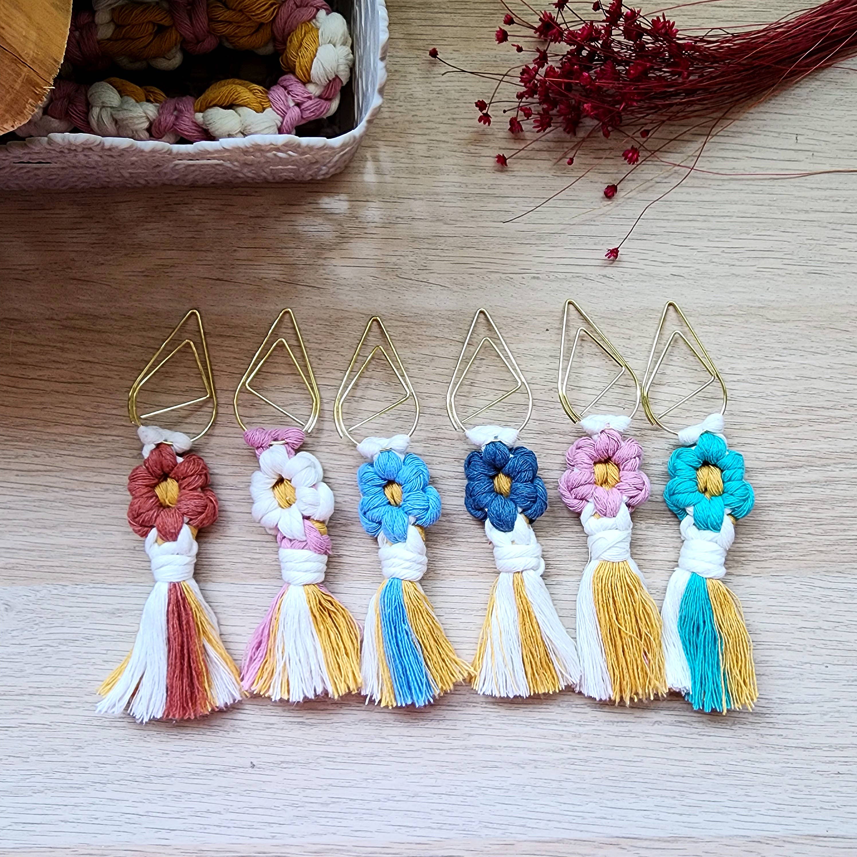 Handmade By Uruba – Großhandel Lesezeichen – Handgefertigtes Macrame-Lesezeichen mit Margeriten-Blumenmotiv6