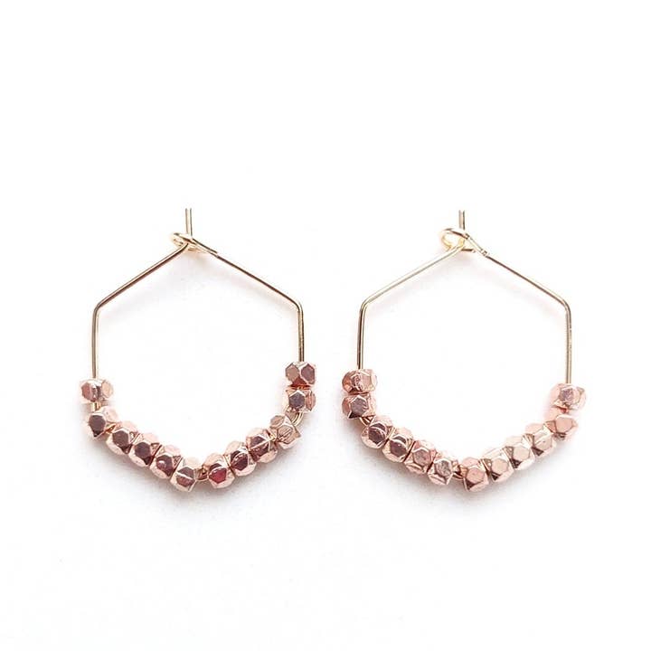Créoles hexagonales en or rose pour la vente par Libra Ris↟ng By Yoali