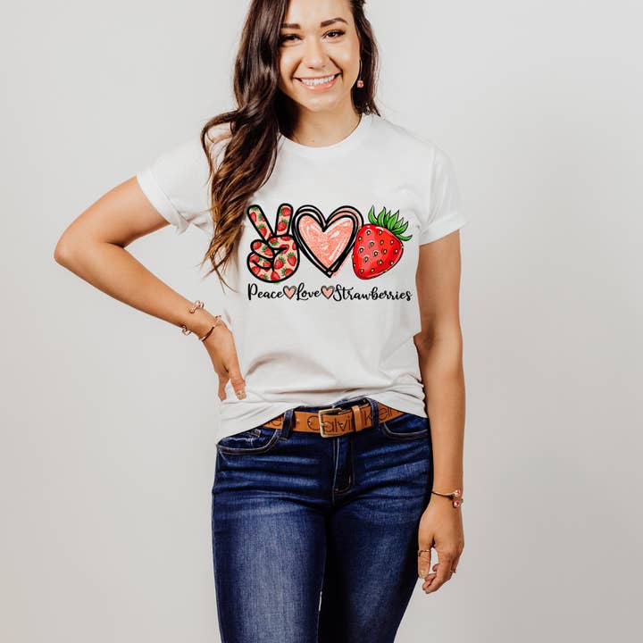 Amour Paix Fraises T-shirt pour la vente par SimplyAbloom