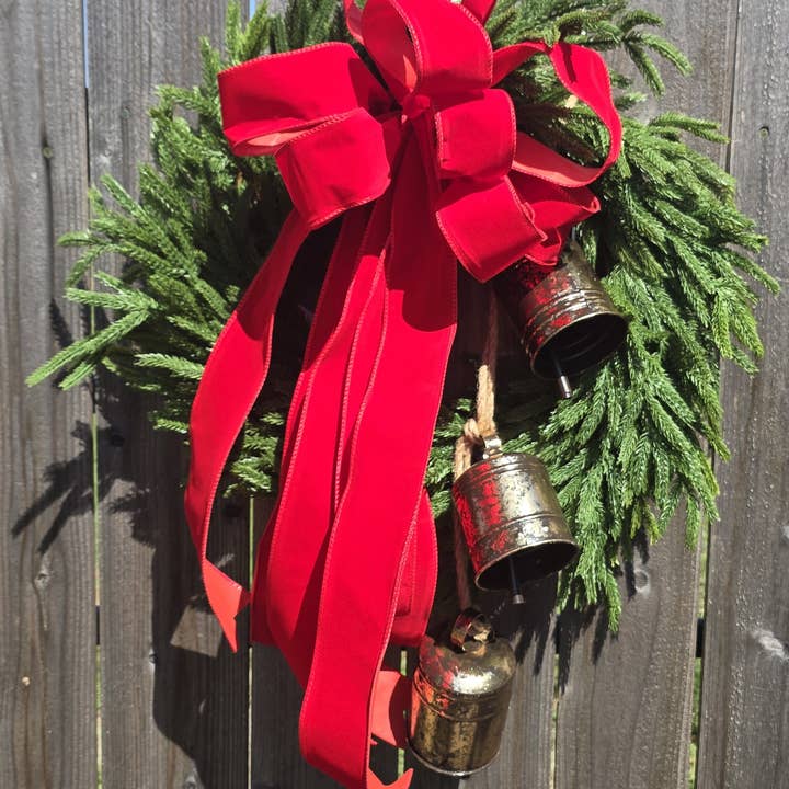 Falsk Norfolk-fyrkrans med vintageklokker og rød sløjfe for engroshandel hos An Array of Wreaths, LLC