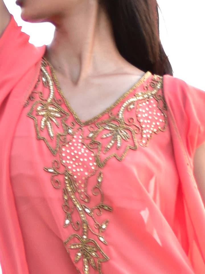 Einmaliger Kaftan aus Pfirsichgold für den Großhandel von Designz by Raga