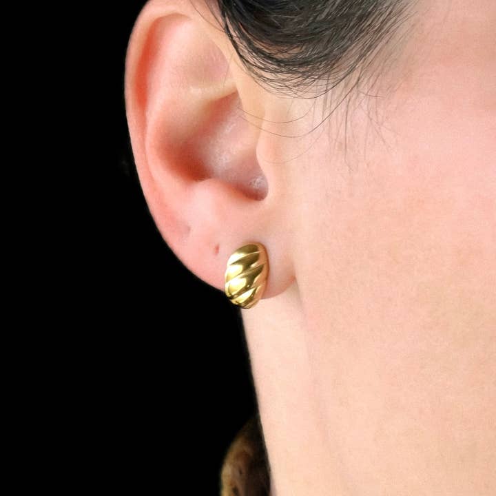 Blueyejewelry - Venta al por mayor Pendientes de aro pequeños - Pendientes pequeños tipo Croissant Huggies, impermeables, con forma de cúpula de oro de 18 quilates