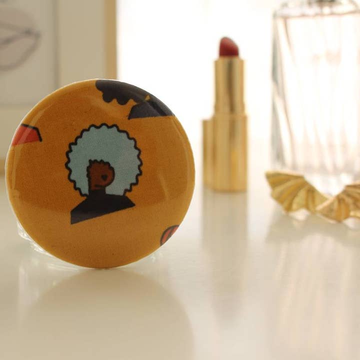 Miroir de poche Bella cheveux bleus pour la vente par Sabrina Trefle