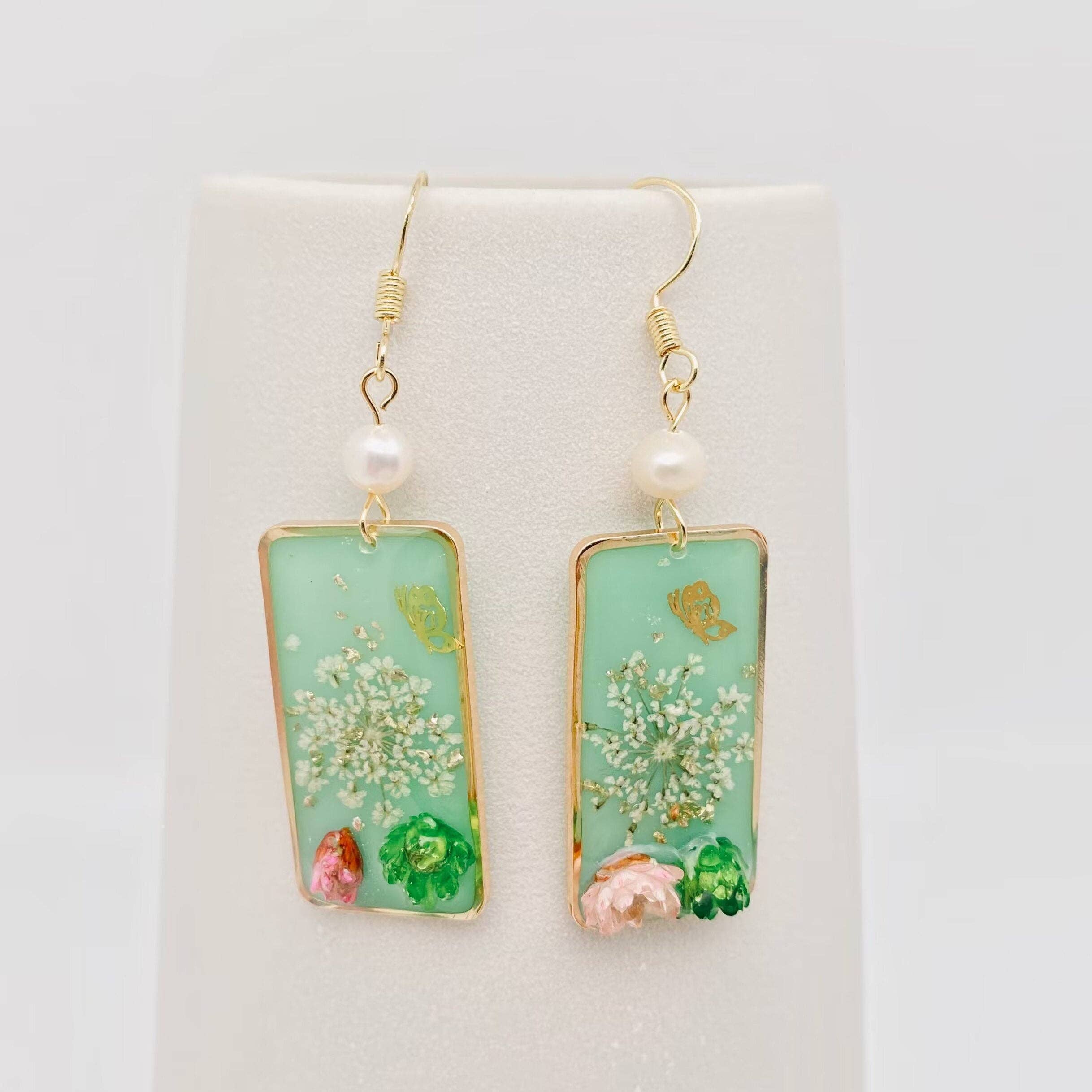 Mio Queena – Großhandel Ohrhänger – Ohrringe mit getrockneten Blumen in geometrischem Design zum Hängen5