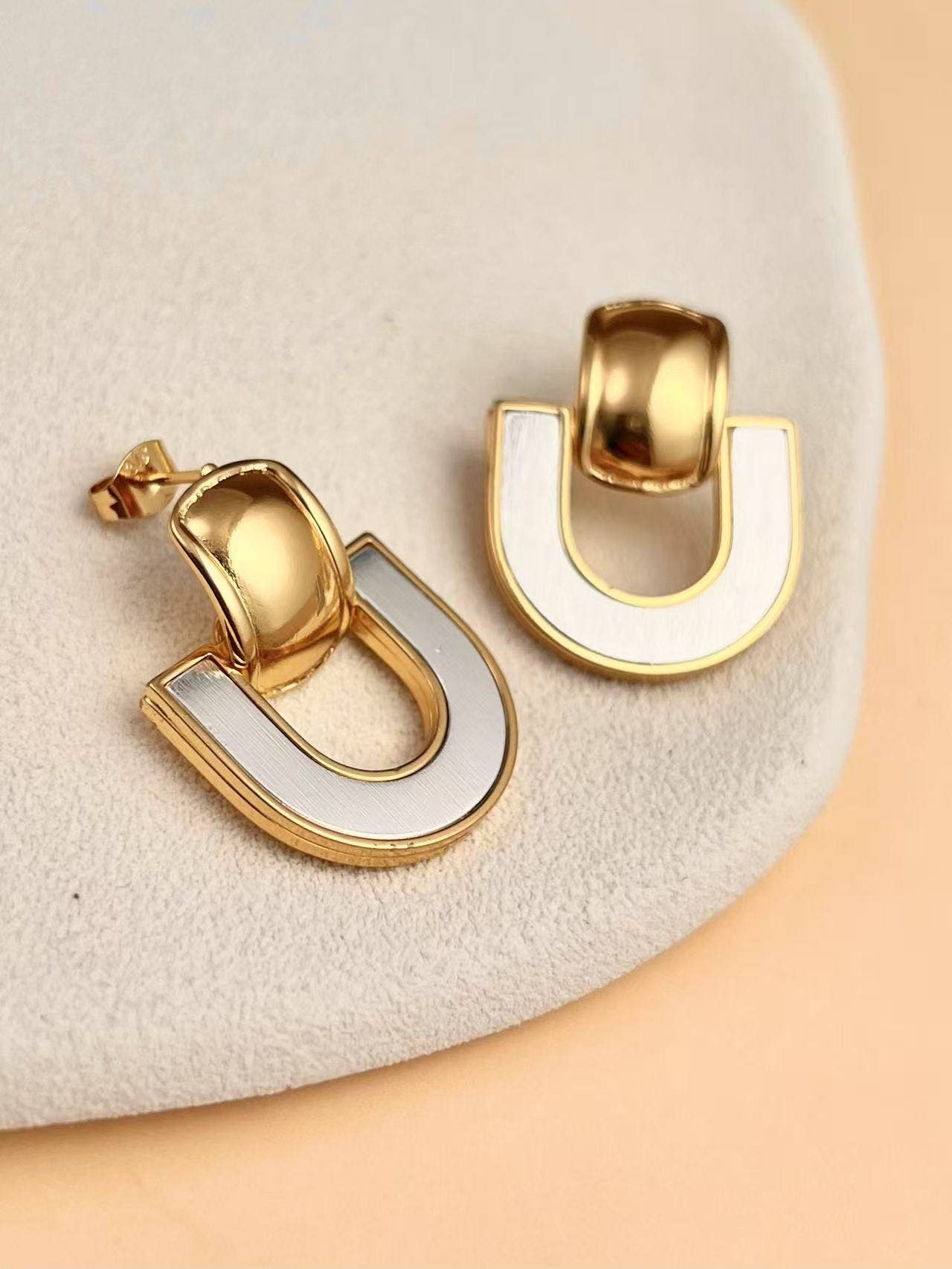 COSMOS – wholesale Dangle earrings – U Sculptural Gold Pearl Earrings1