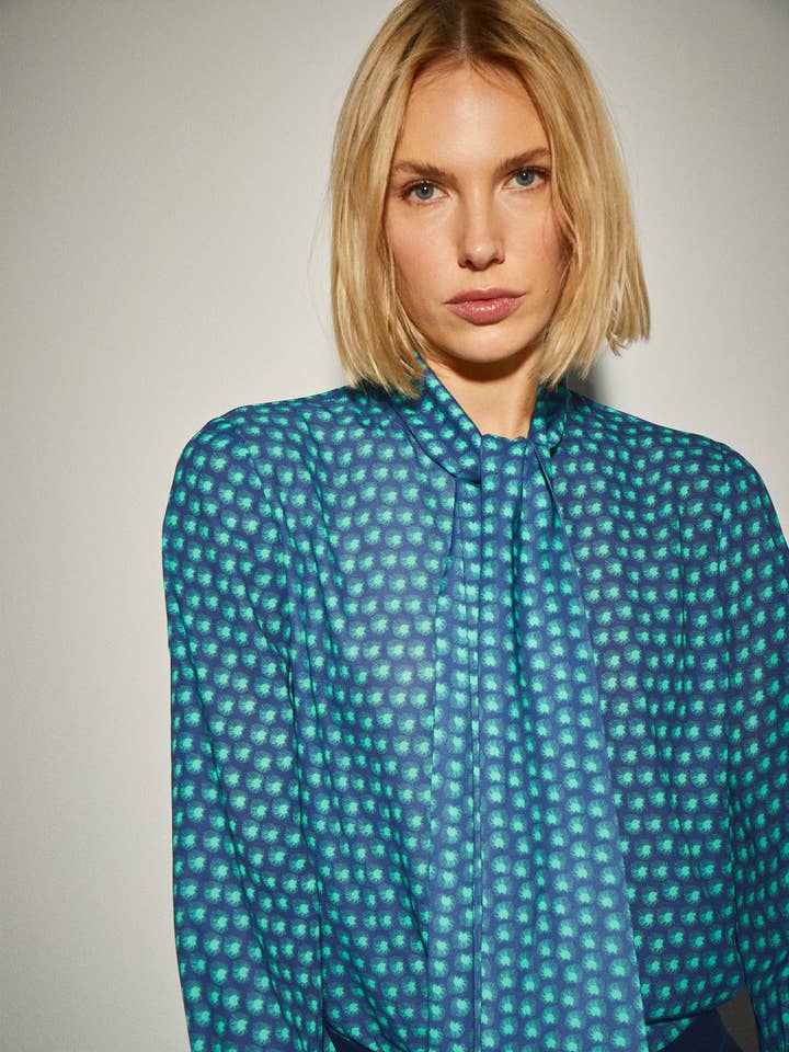 Krawattenbluse mit geometrischem Aufdruck für den Großhandel von Dolores Promesas