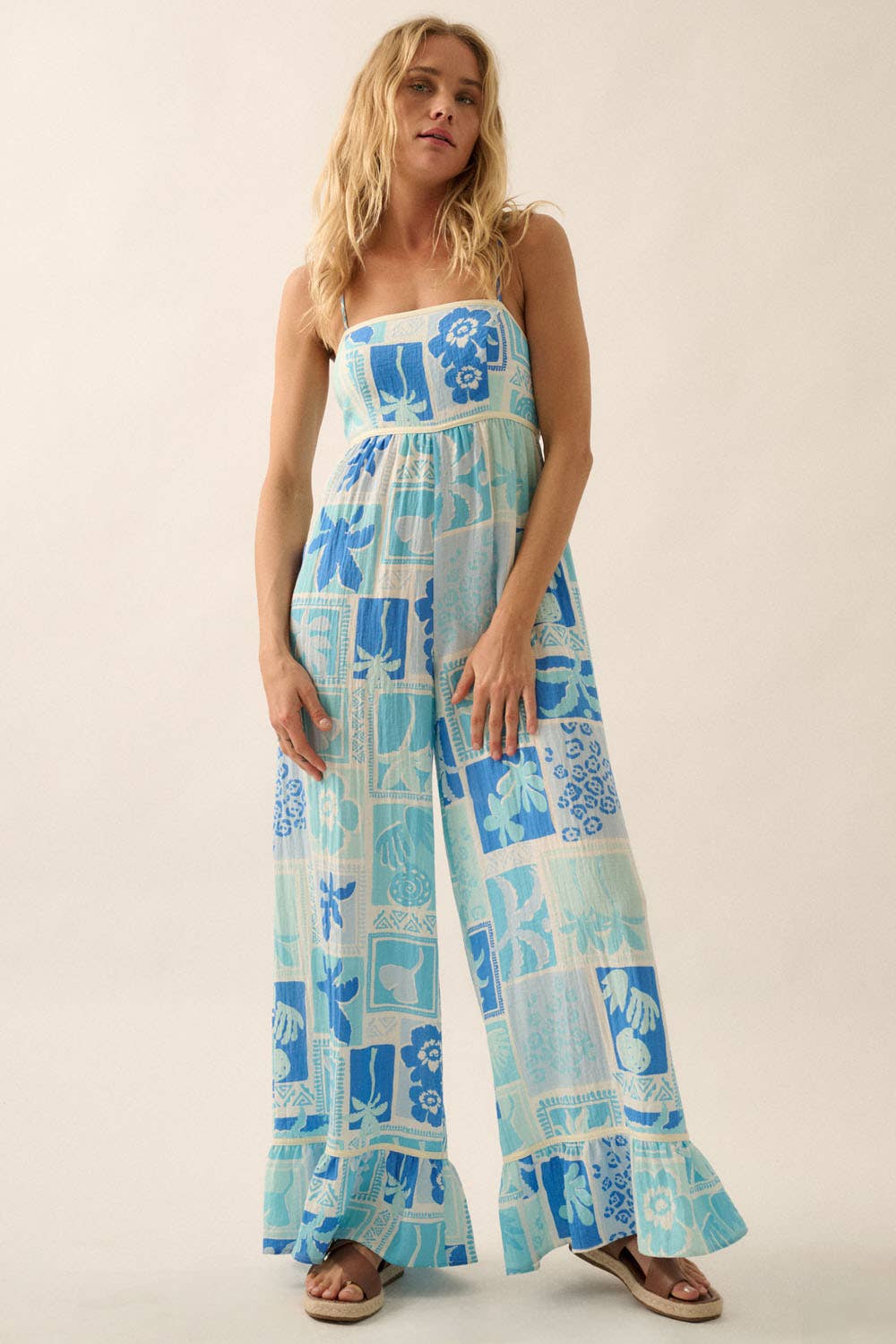 AZUL AGUAMARINA Mono de tirantes con volantes y pernera ancha de estampado floral tropical de venta al por mayor en Faire4