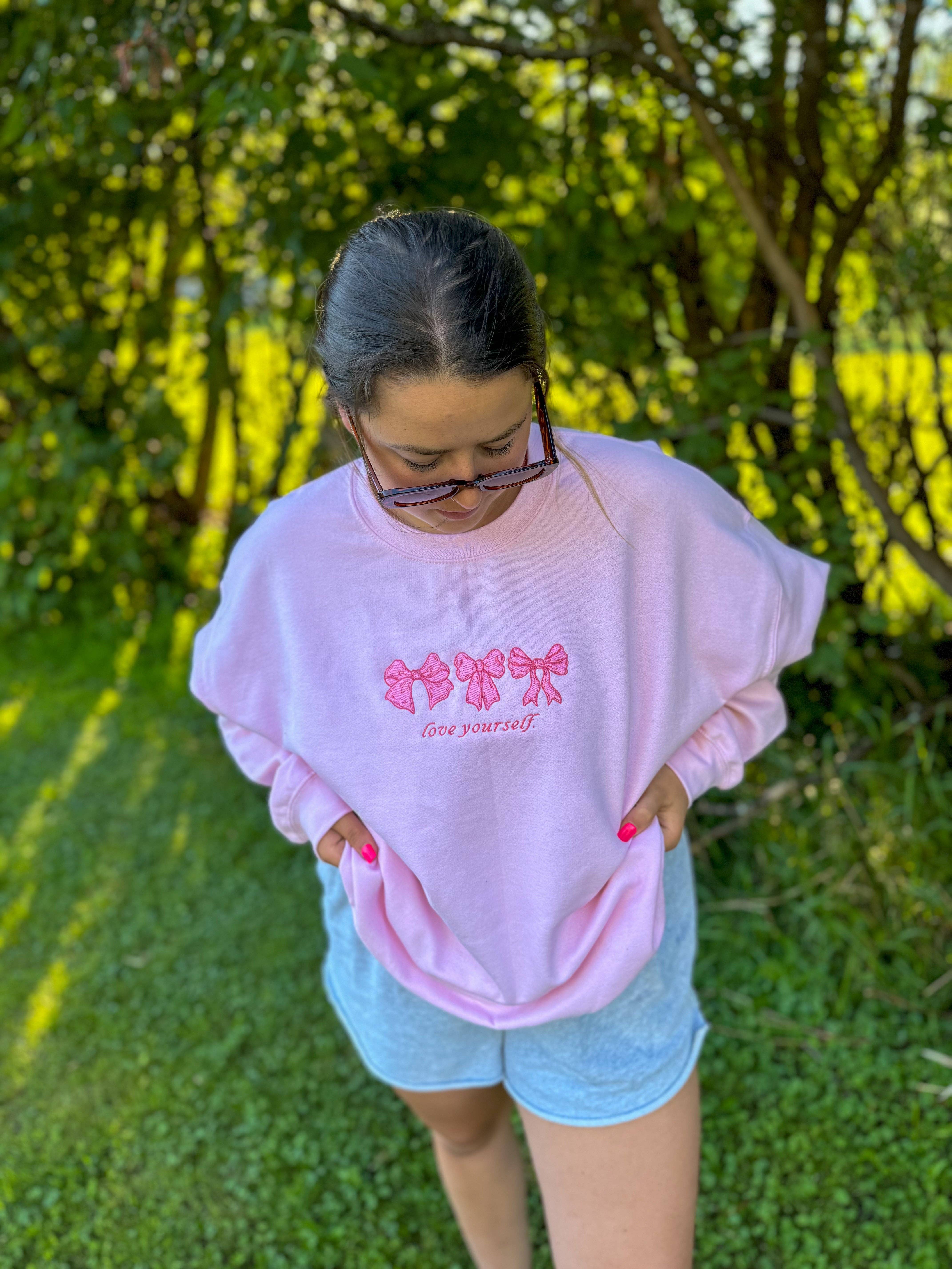 Brenna M & Co – Großhandel Sweatshirt – Unisex – Love Yourself Mental Health Rundhalsausschnitt mit bestickter Schleife0