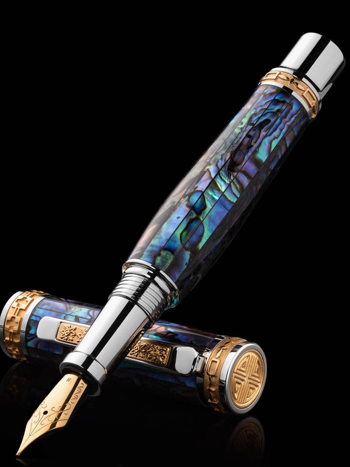 STYLO PLUME PITCHMAN CLOSER™ - Fabriqué à la main en coquille d'ormeau paua bleu/vert, or 22 carats et rhodium - Production limitée pour la vente par Pitchman®