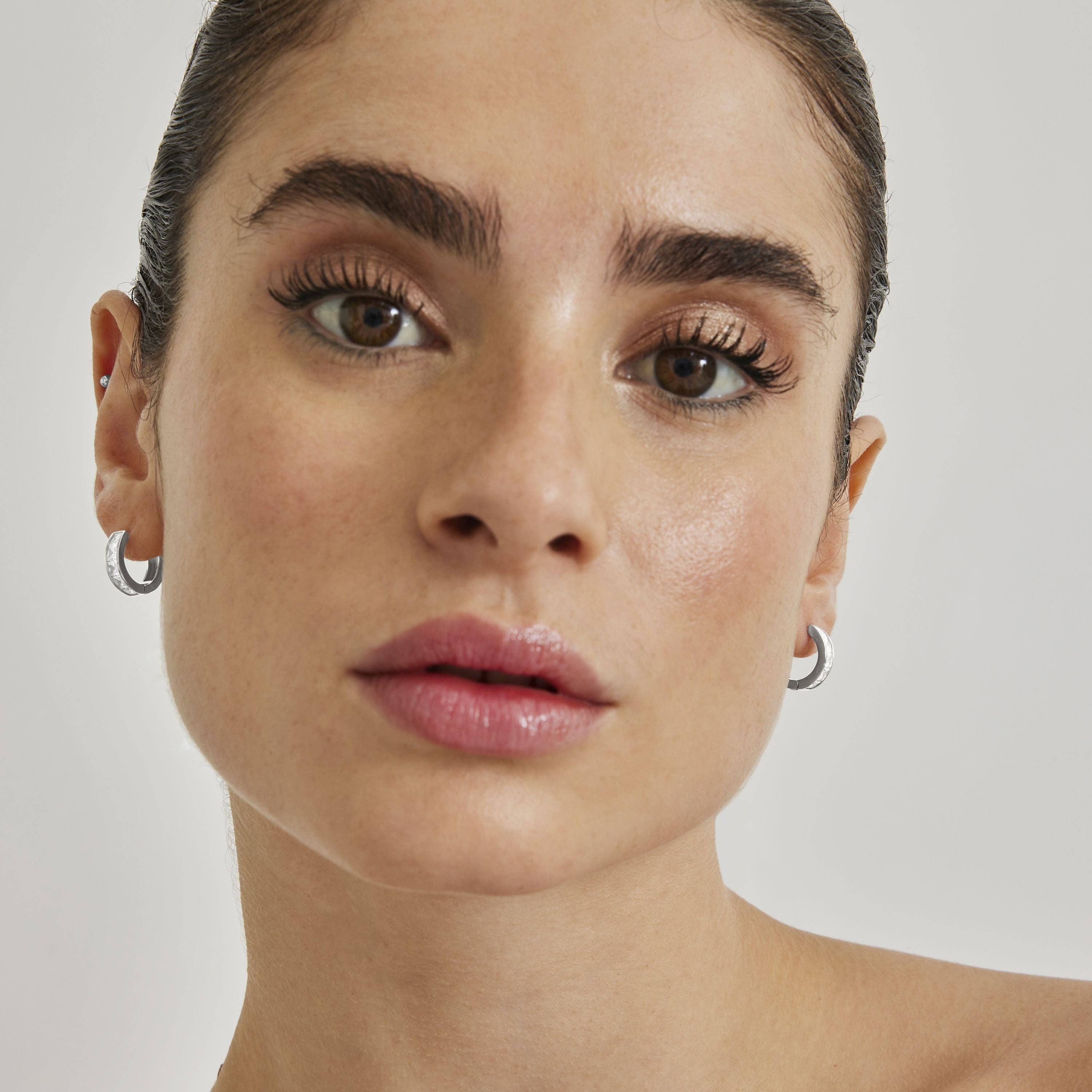 Luxenter - Wholesale Huggie Earrings - Pendientes de Plata de Ley 925 con Circonita Brillante acabados en rodio - Essential4