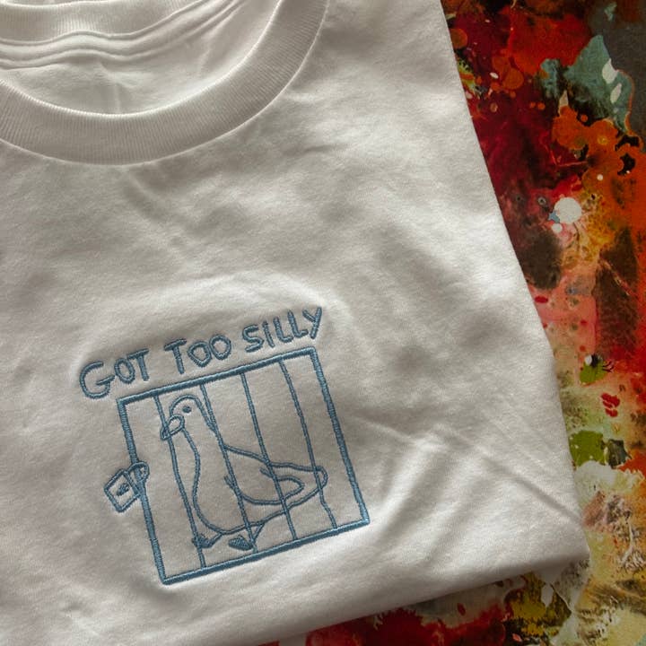 T-shirt brodé Got Too Silly Goose – Unisexe Comfort Colors pour la vente par Danielle's Dazzled Gifts