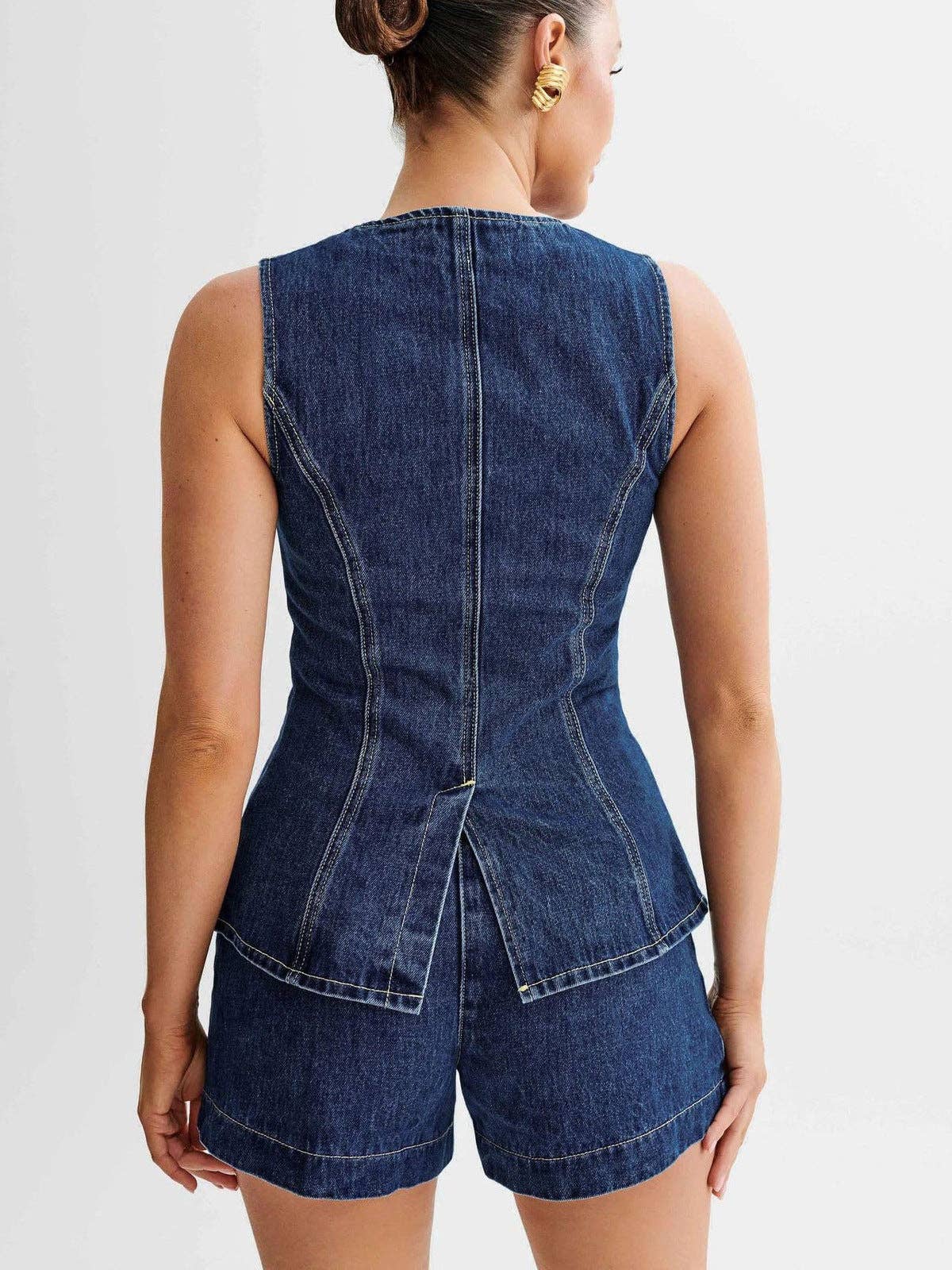 Un conjunto Conjunto de dos piezas de moda casual para mujer: chaleco sin mangas y pantalones cortos de mezclilla. de venta al por mayor en Faire2