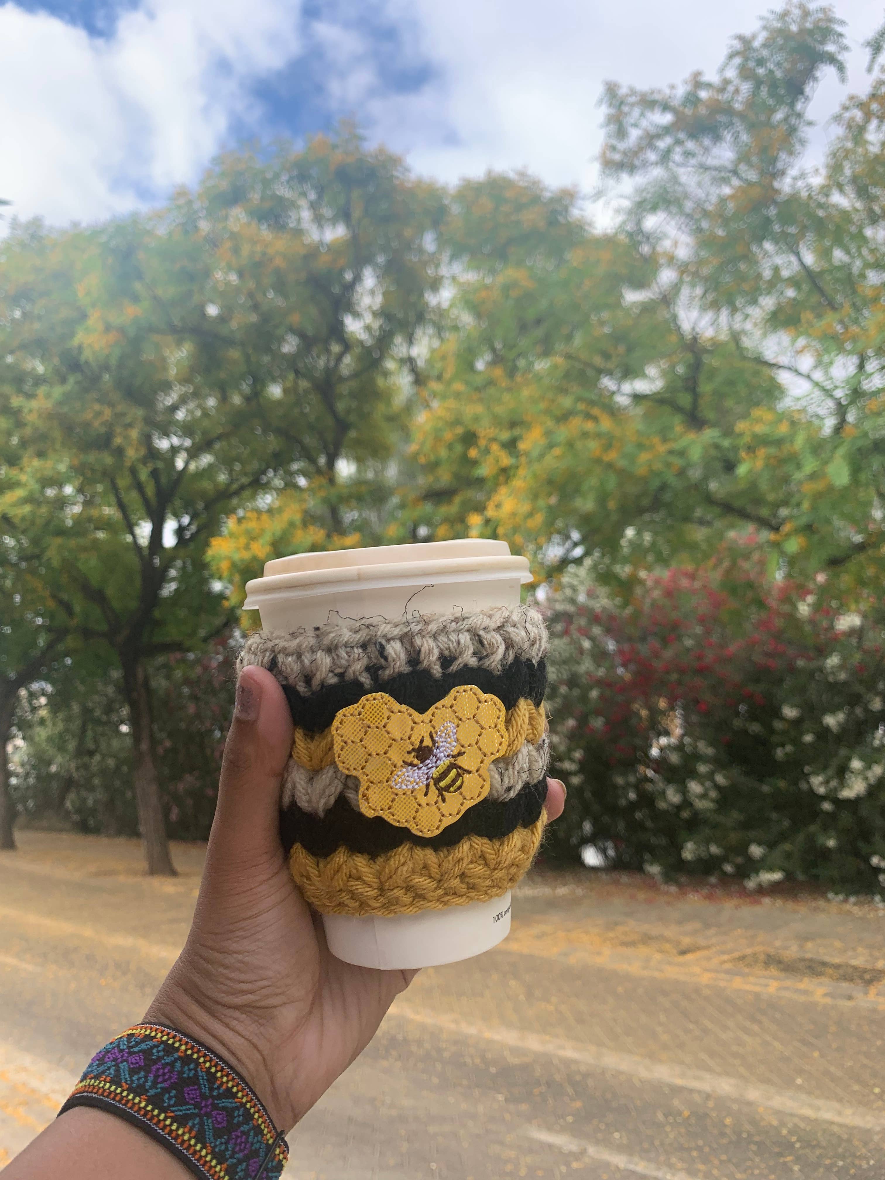 WanderlustBee – Mangas térmicas de bebidas por atacado – Bee Cup Cozy/Bee Cozy/Bee Drink Sleeve/Presente1