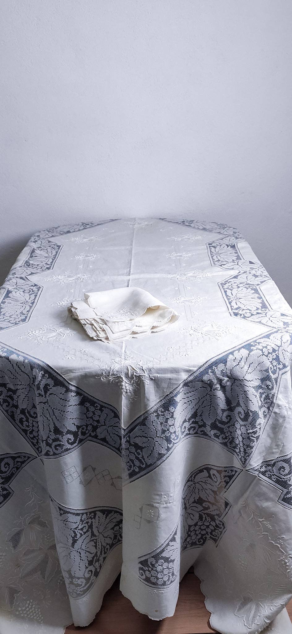 Heyfoo - Wholesale Tafelkleed - Met de hand geborduurde linnen tafellaken met filet en 12 servetten10