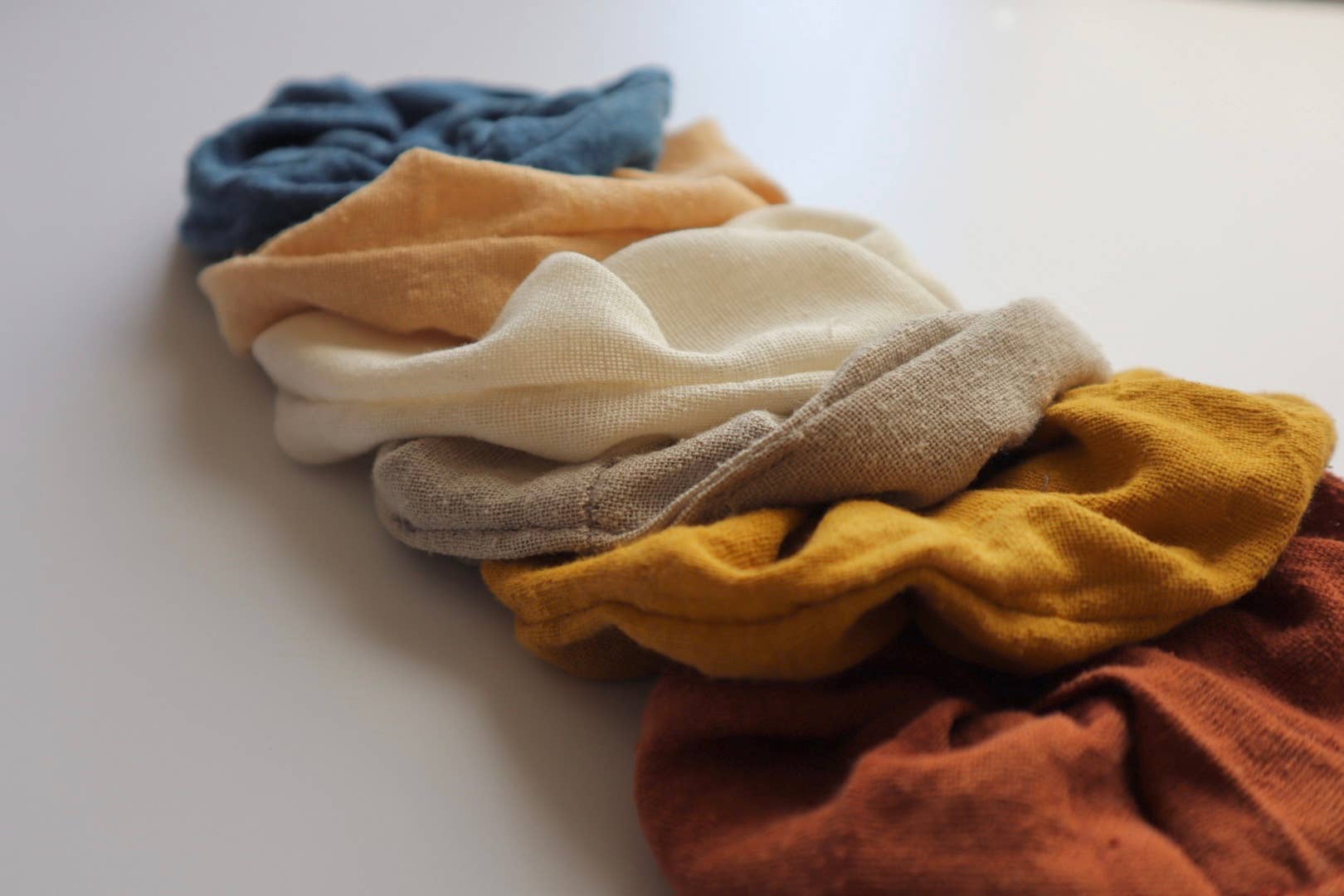 Eco Raw Studio – wholesale Scrunchie - Dam – Hårsnoddar i råsilke med naturlig färgning6