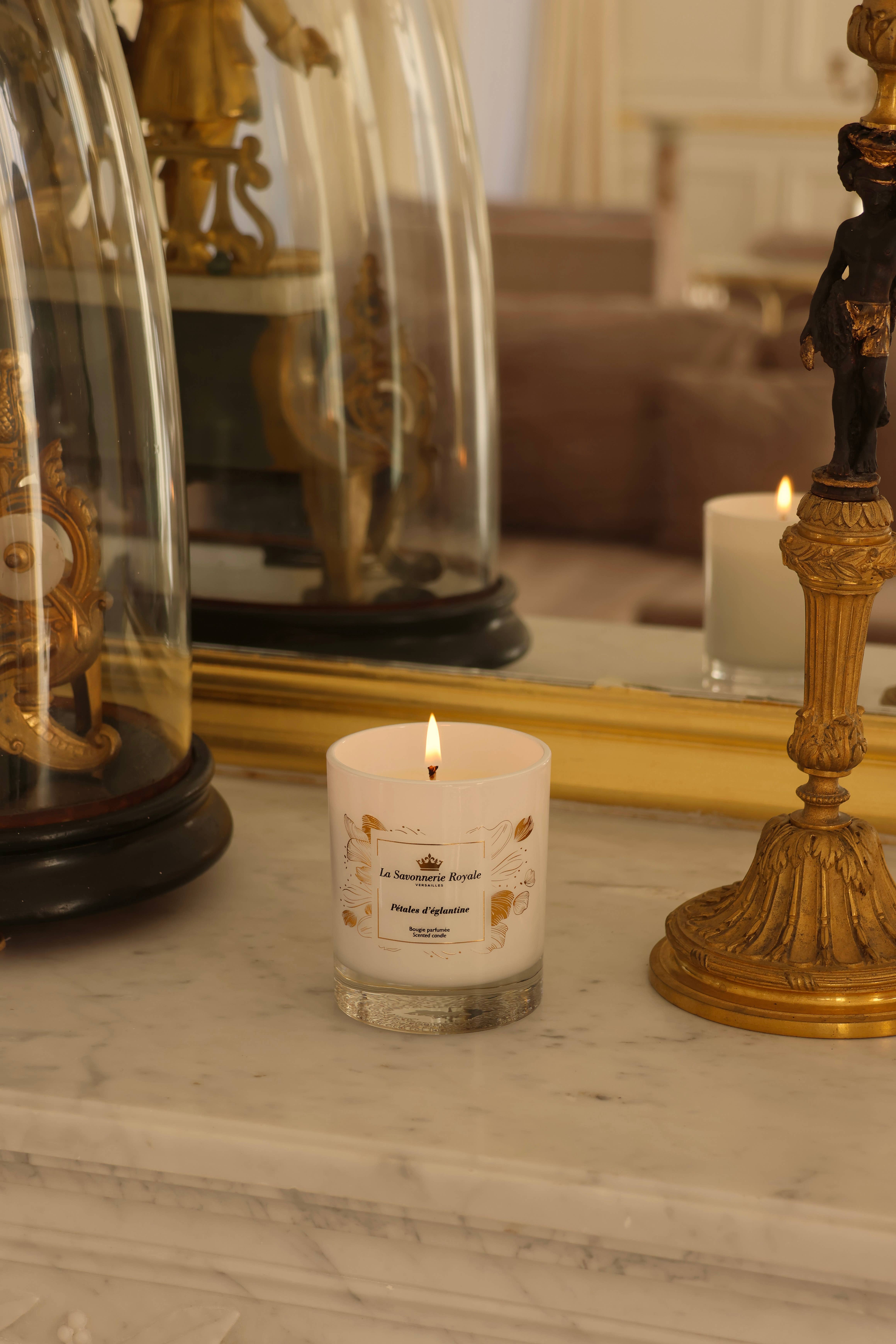 White Pétales d'Églantine Scented Candle for wholesale on Faire1