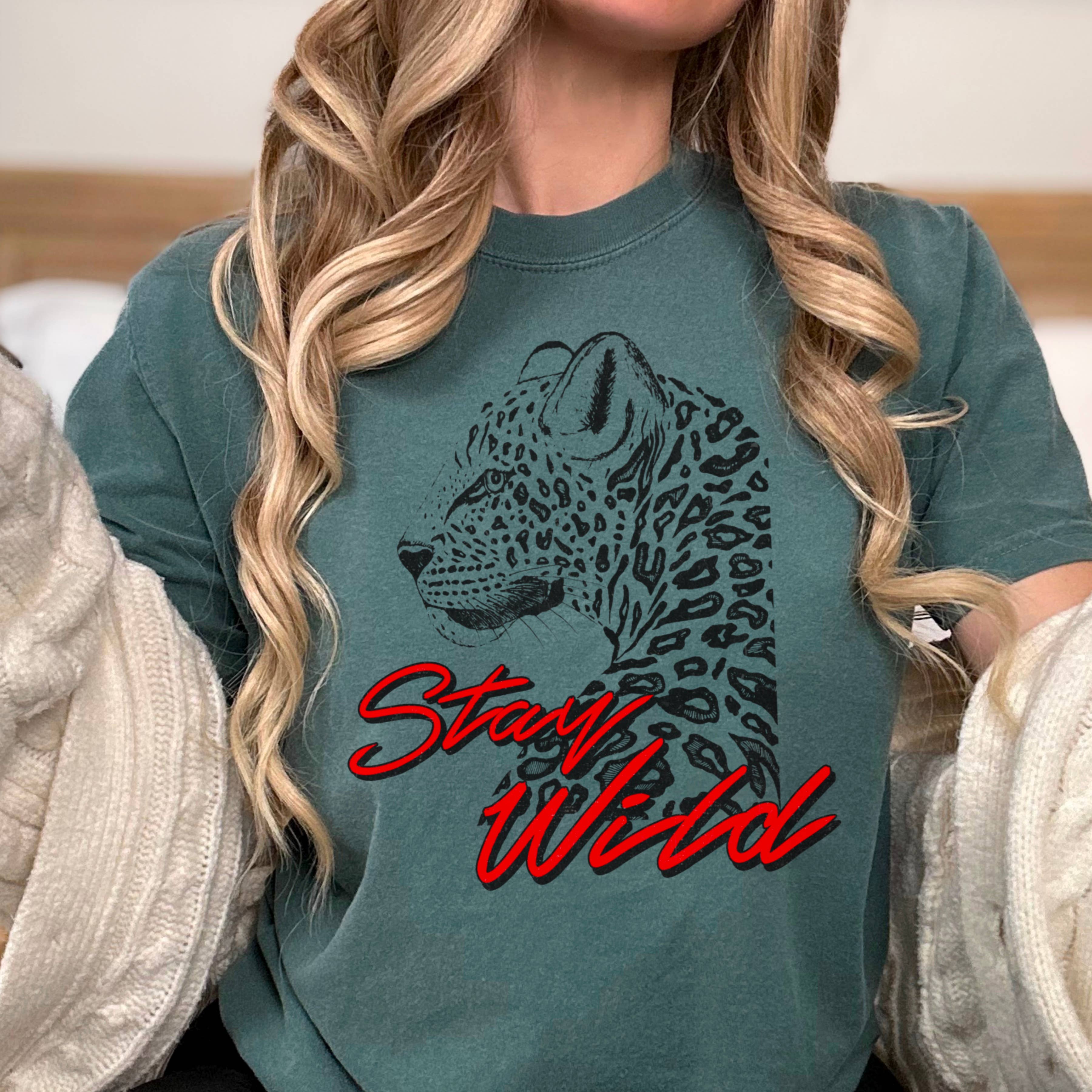 Shoppe SHC - Vendita all'ingrosso Tunica - Donna - Maglietta Grafica Retro Grunge Stay Wild | Comfort Color17