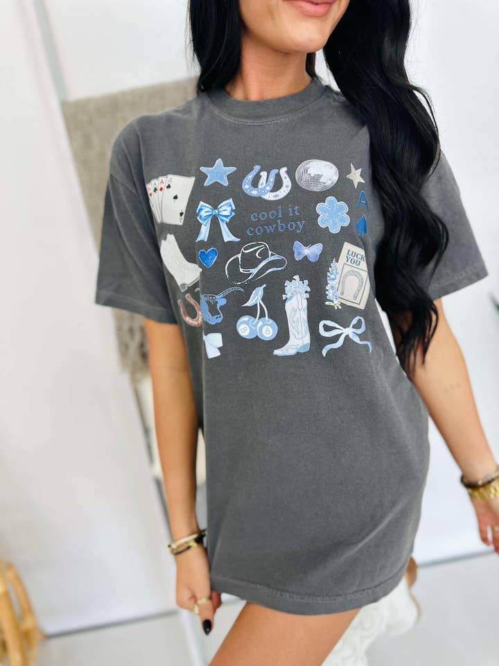 Cool It Cowboy Blå Trinkets DTF T-shirt for engroshandel hos Dash Forward Wholesale