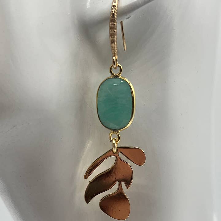 Boucle d'oreille en pierre précieuse / Calcédoine avec feuille d'or pour la vente par Ritzy Roxx