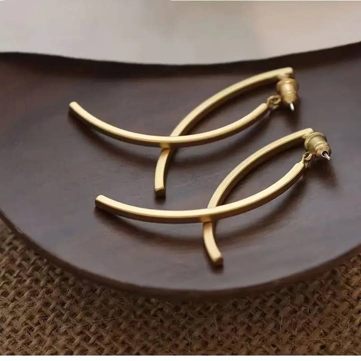 Huis Van Merken - Wholesale Hoop Earrings - 18K Gold Hoop Earrings: Long Minimalist Dangle3