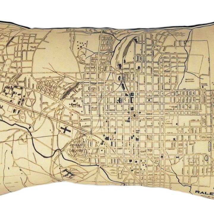 Oreiller carte vintage Raleigh NC pour la vente par Vintage Map Co.