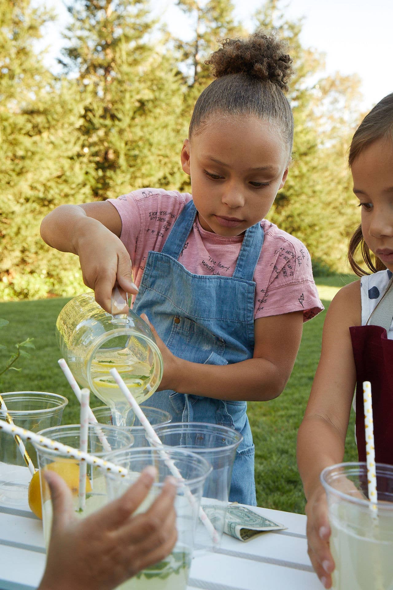Jeans Avental de cozinha infantil em denim Ayesha Curry para venda a revendedores na Faire8