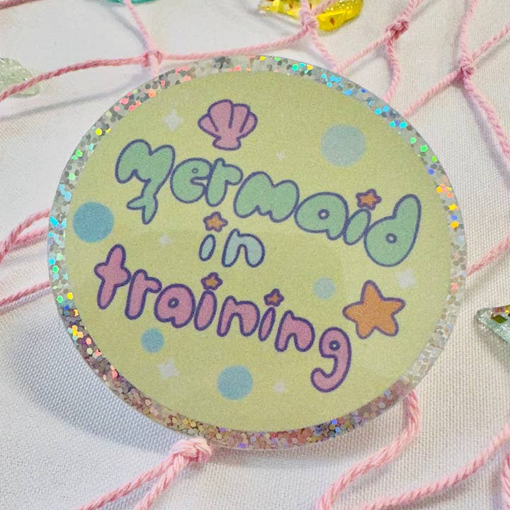 Sjöjungfru under utbildning Kawaii Glitter Vinylklistermärke för wholesale av Courtney Elizabeth Studio
