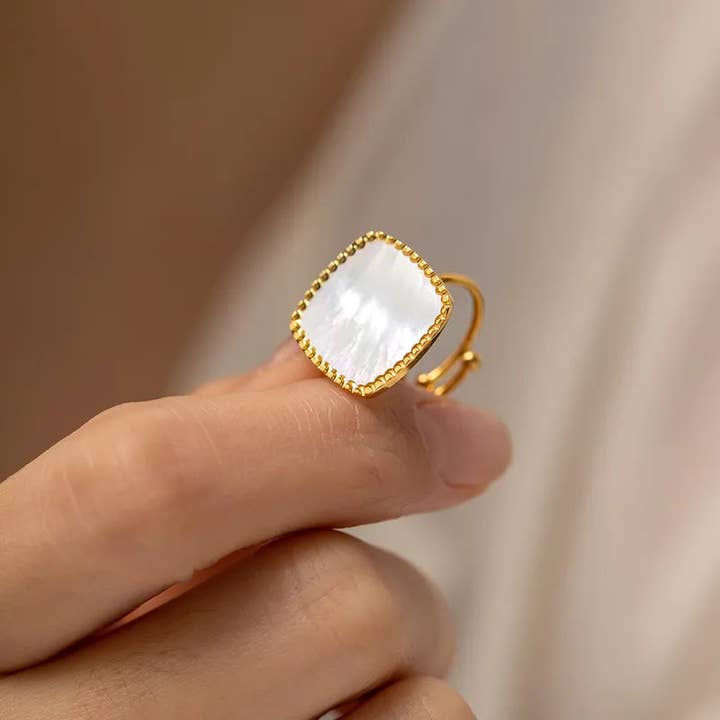 Bague en Nacre – Bijou Statement Plaqué Or 18K pour la vente par Peachy Accessories LLC