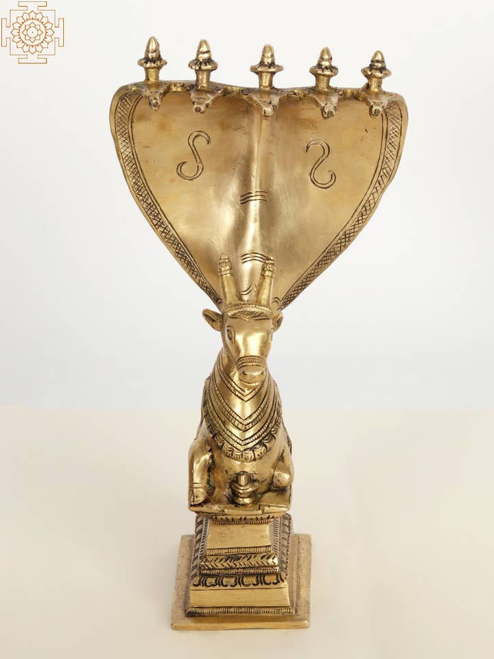 11 ”mässing Nandi sittande med skyddande sheshnag för wholesale av Exotic India Art