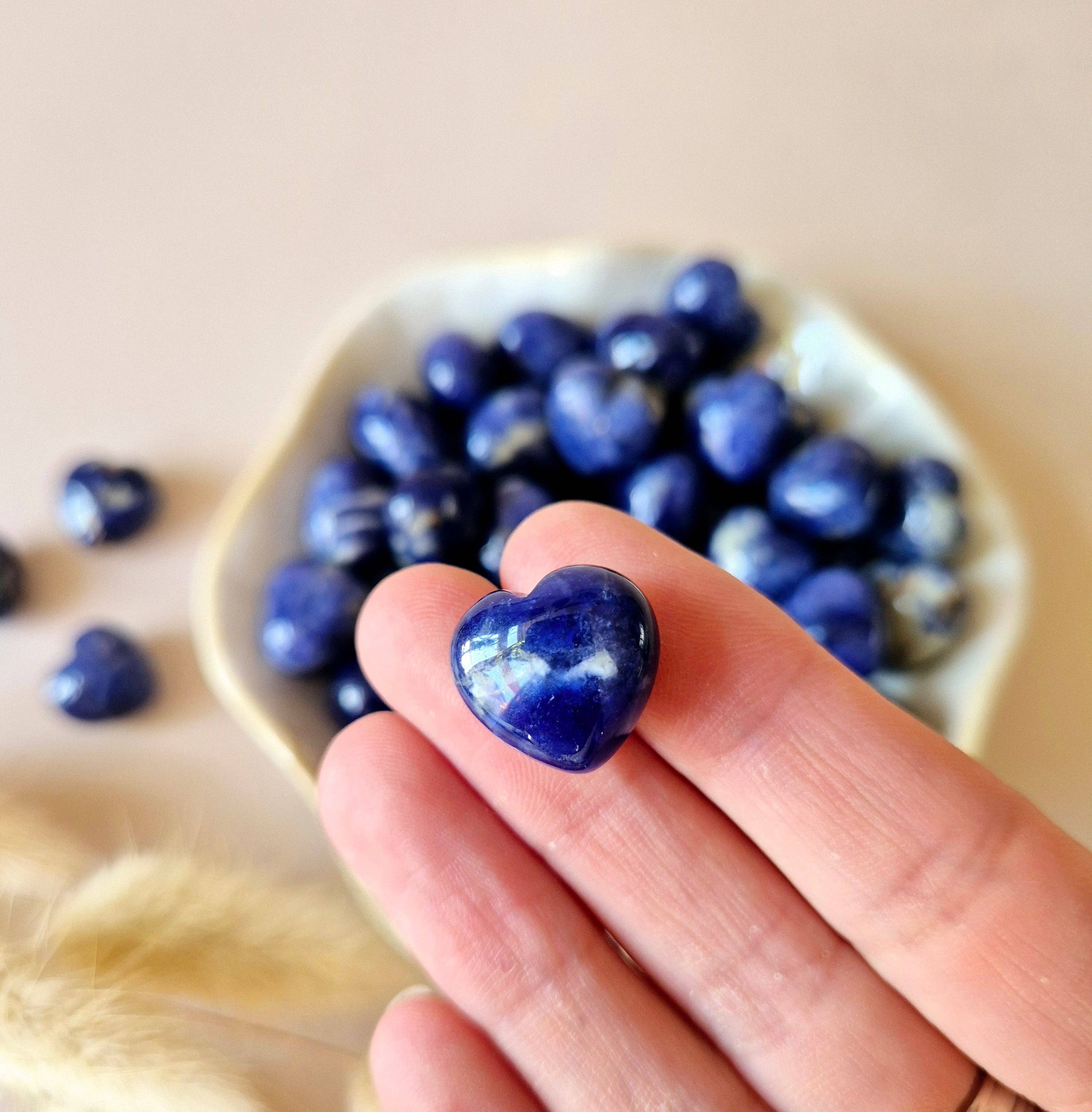 Moonlight Gemstones - Vente Pierre et cristal de spiritualité - Mini pierre de poche en forme de cœur en sodalite (1,5 cm) pour confettis de cristaux1