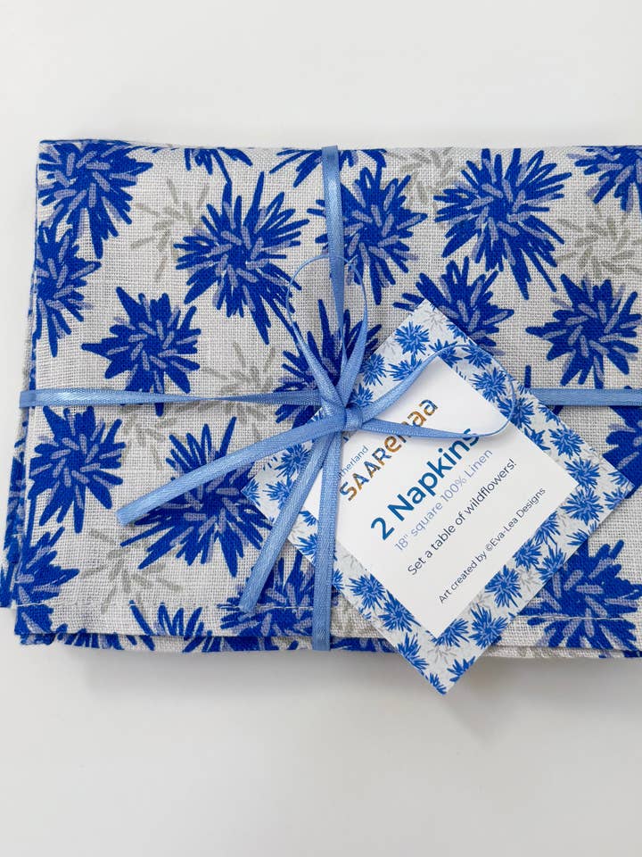 Les jolies serviettes de table Rukki Fields 100 % lin en forme de bleuet constituent un parfait dessus de table estival. Lot de 2 pour la vente par Eva-Lea Design Studio