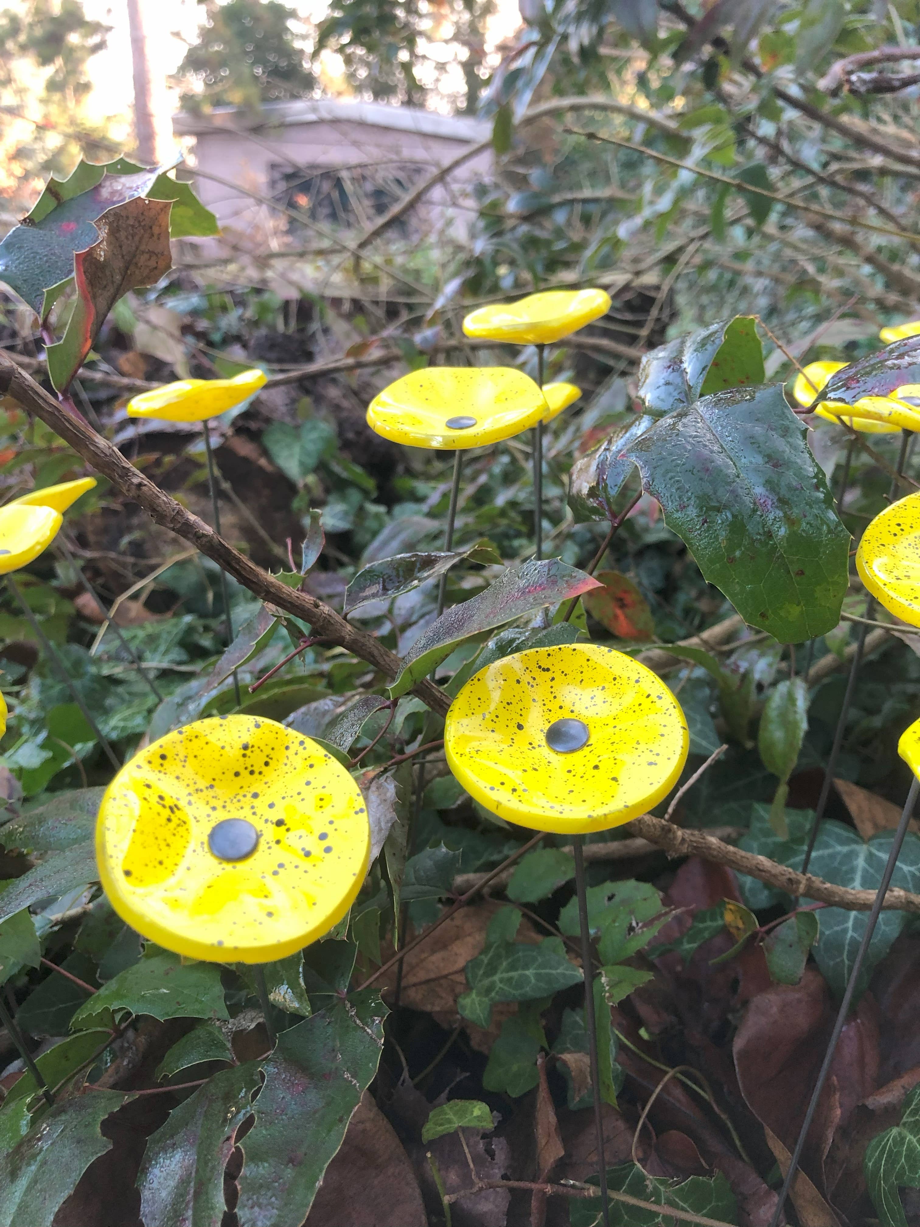 CARNEOL GLASS - Wholesale Garden/Lawn Stake - Small Glass Flower For Outside IN yellow-black7