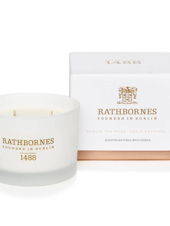 Dublin Tea Rose, Oud & Patchouli Doftljus Klassisk Ljusstake för wholesale av Rathbornes 1488