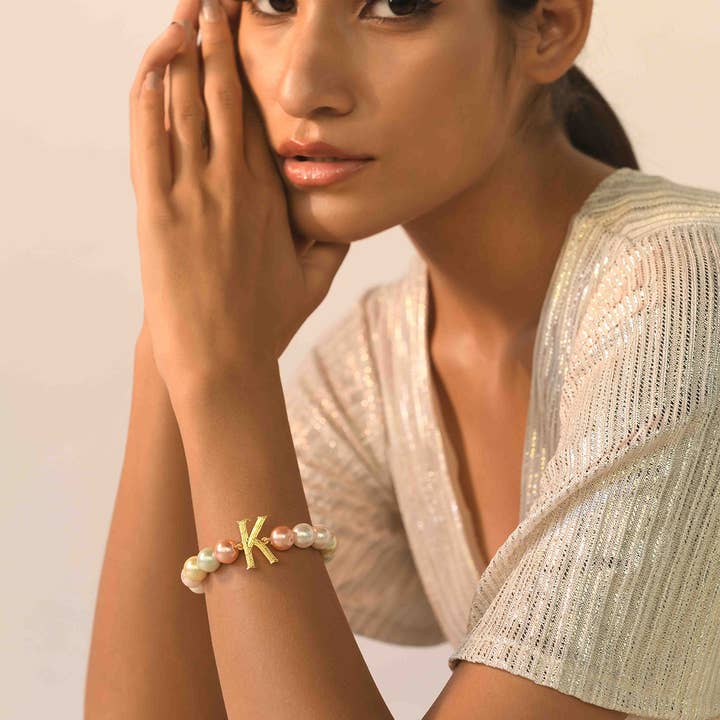 Bracelet Initial K avec perles multicolores pour la vente par Elaa