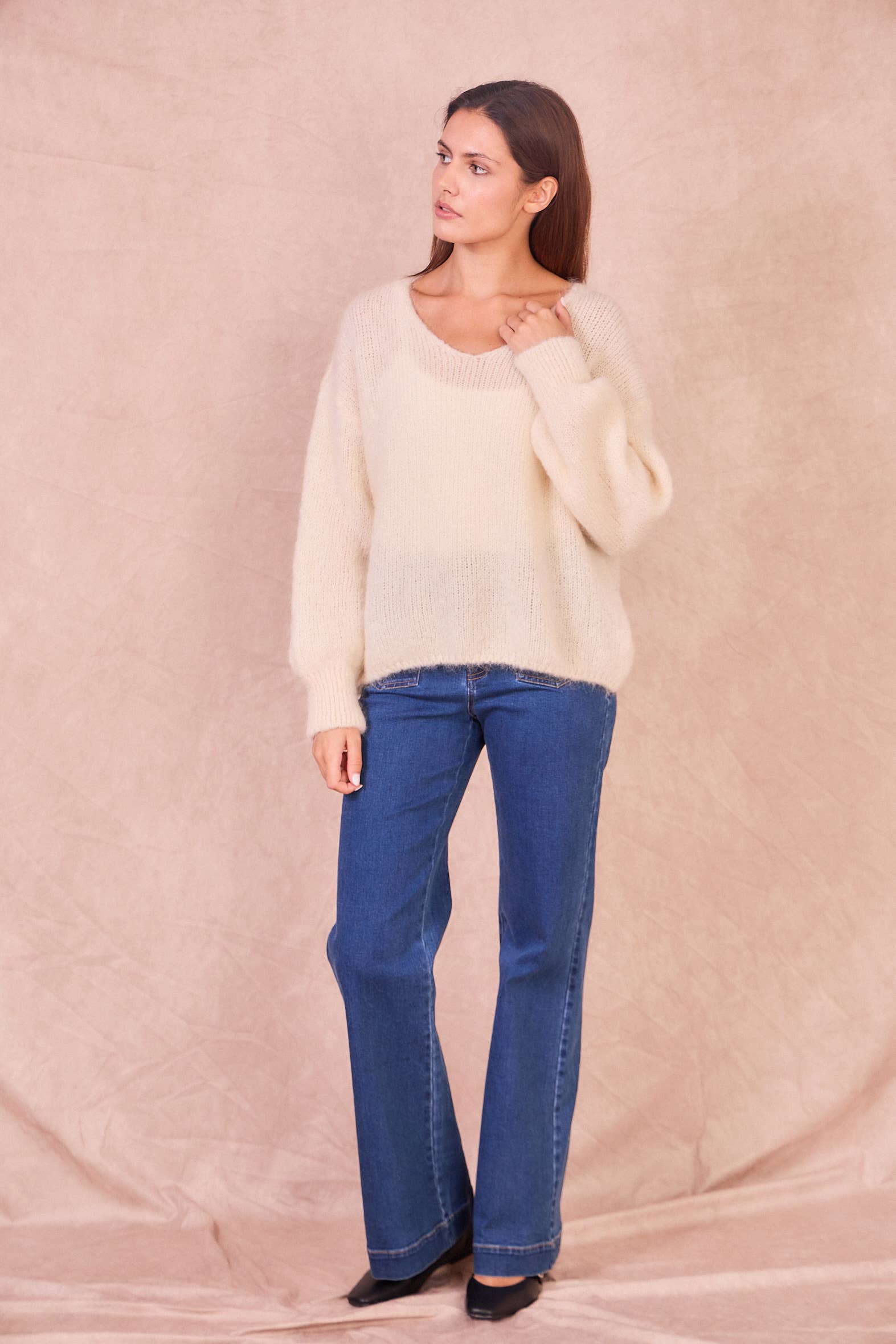 Calie Paris – wholesale Knitted jumper – Women′s – Oversized V-Neck Sweater17