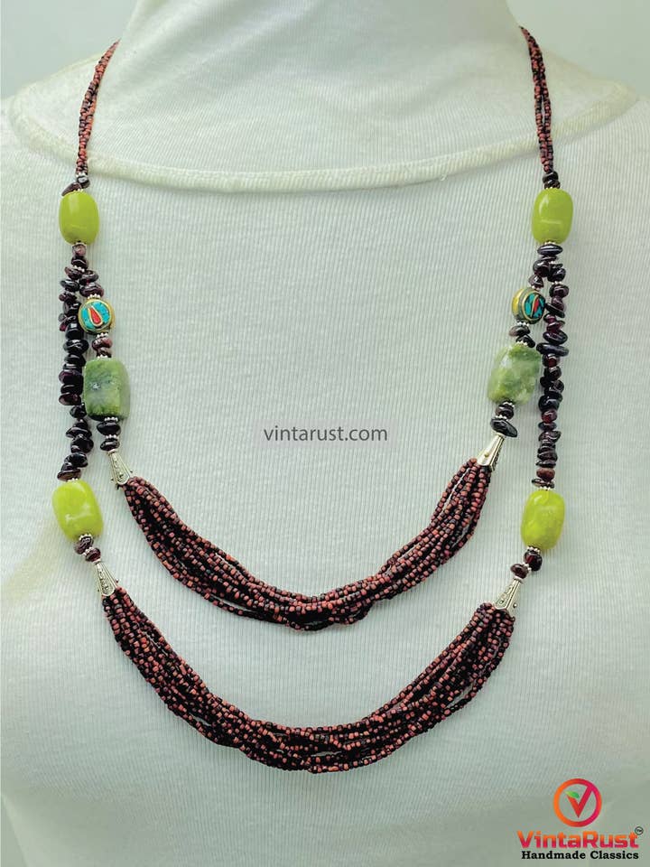 Halskette mit mehreren Lagen aus kastanienbraunen Perlen und Steinen für den Großhandel von vintarust