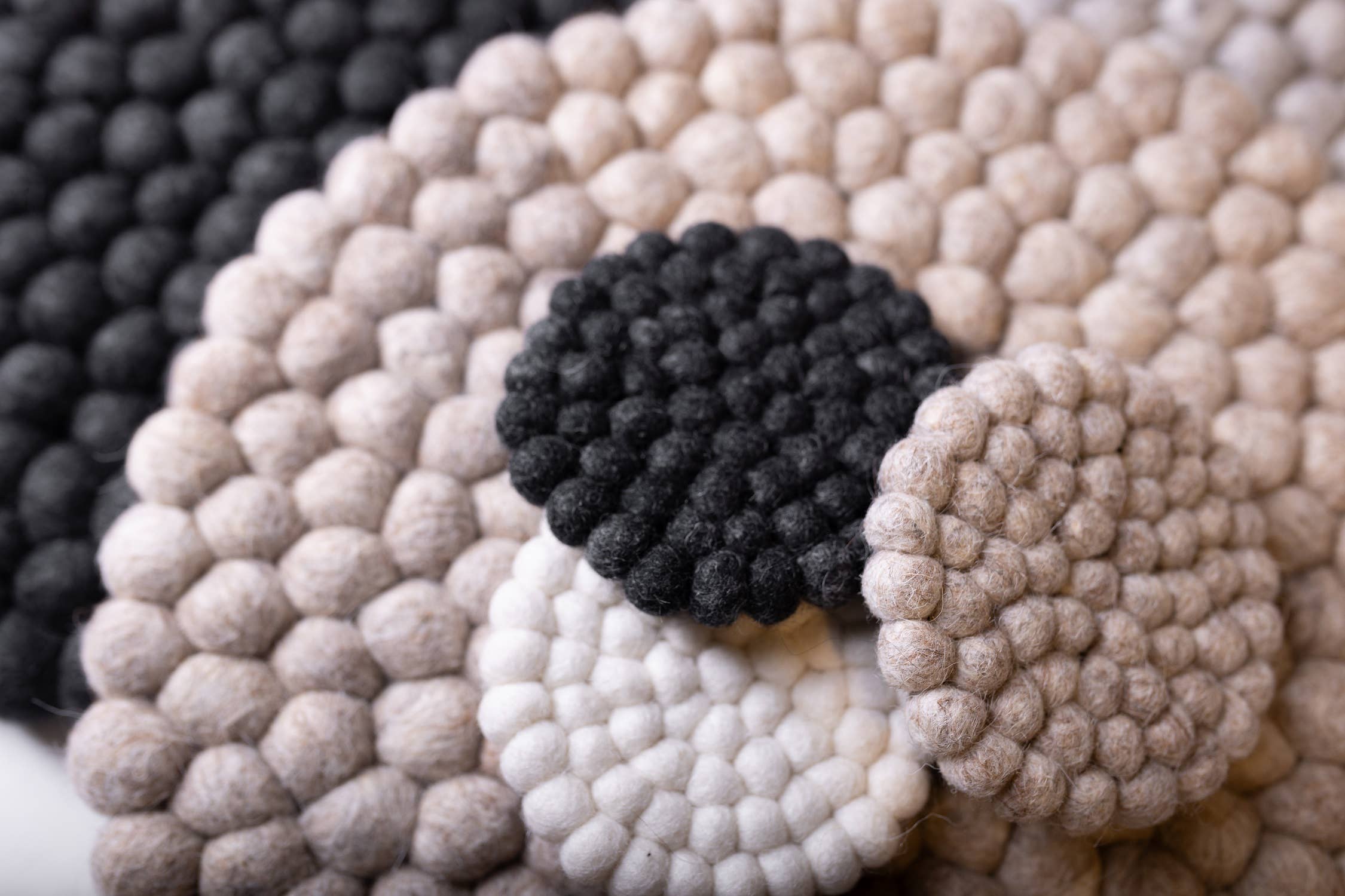 GRIS Coussin de chaise/dessous de plat à pompons en laine, diamètre 13,60 pouces, gris en vente sur Faire6