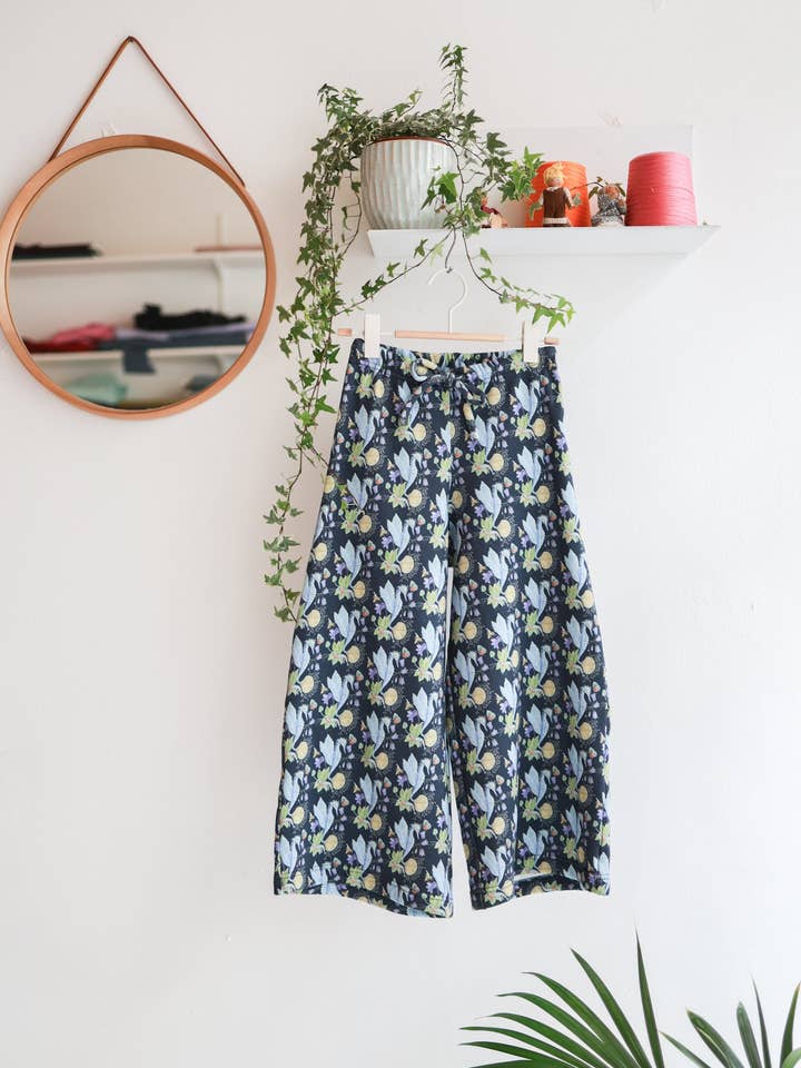 'Flying Seahorse' Extra Wijde Comfortabele Broek | marineblauw voor wholesale door aesthete-kidswear